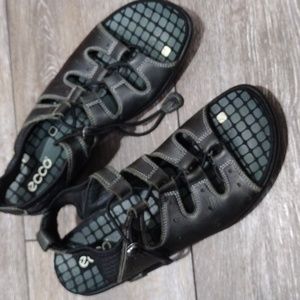 Ecco black leather sandals with elastic closure. Size 8.5
